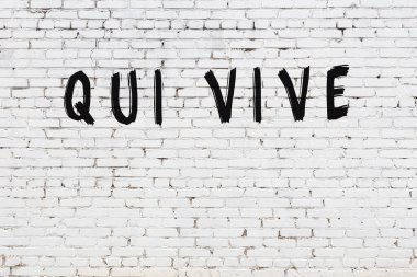 Üzerinde yazı olan beyaz tuğla duvar. El yazısıyla siyah boya.