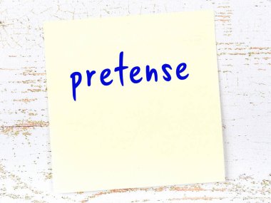 Rol yapmayı hatırlatma anlayışı. Tahta duvarda üzerinde yazı olan sarı yapışkan kağıt.