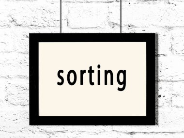 Beyaz tuğla duvara asılmış siyah ahşap çerçeve. 