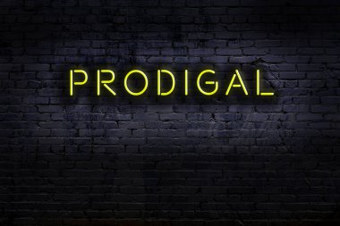 Duvara yazı kazınmış neon levhası. Gece görünümü