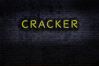 Geceleri duvarda neon levhası var. Yazı Krakeri