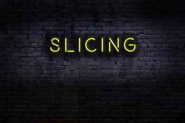 Duvara yazı kazınmış neon levhası. Gece görünümü