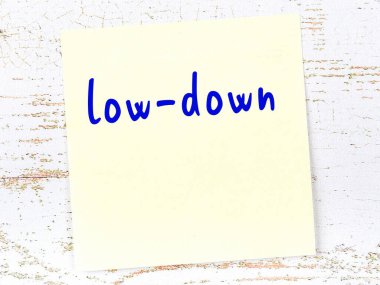 Düşük kalite hakkında hatırlatma kavramı. Tahta duvarda üzerinde yazı olan sarı yapışkan kağıt.