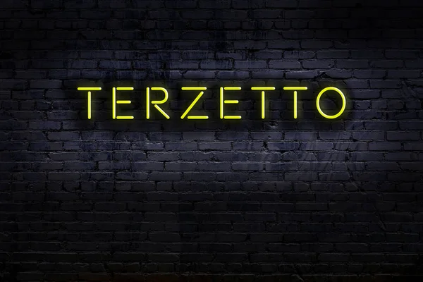 Geceleri duvarda neon levhası var. Yazıt terzetto