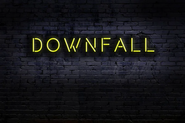 Duvara yazı kazınmış neon levhası. Gece görünümü