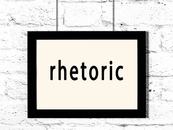 Beyaz tuğla duvara yazılı siyah ahşap çerçeve. 