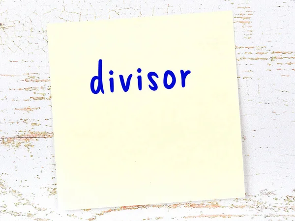Bölücüyü hatırlatma kavramı. Tahta duvarda üzerinde yazı olan sarı yapışkan kağıt.