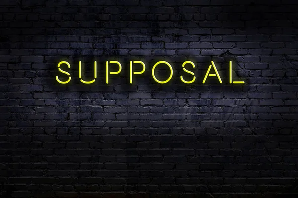 Duvara yazı kazınmış neon levhası. Gece görünümü