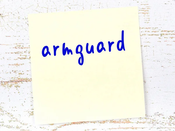 Tahta duvardaki sarı yapışkan notta el yazısıyla yazılmış zırh koruması var.