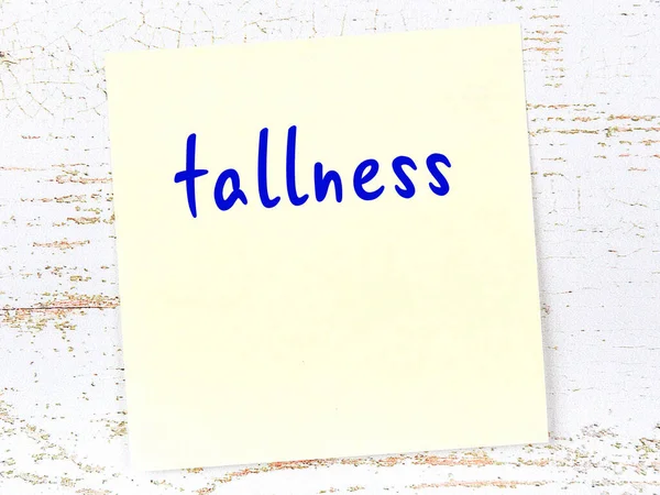 Uzunluğu hatırlatma kavramı. Tahta duvarda üzerinde yazı olan sarı yapışkan kağıt.