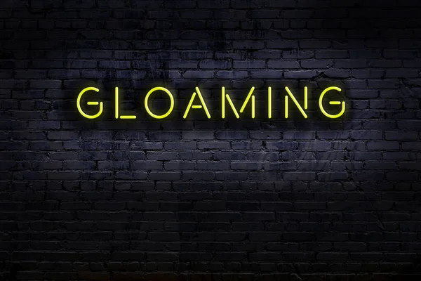 Geceleri duvarda neon levhası var. Yazı parlıyor