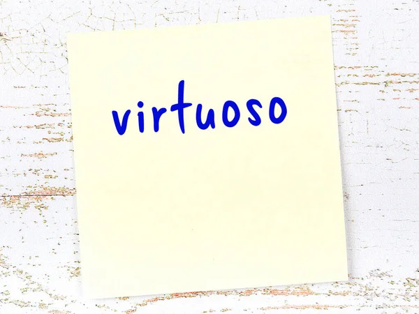 Tahta duvarda el yazısı virtüözü olan sarı yapışkan bir not.