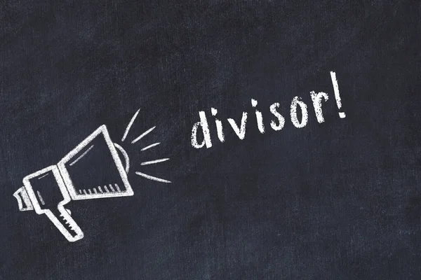 Hoparlörün tebeşir çizimi ve siyah masanın üzerine el yazısıyla yazılmış yazması bölme.