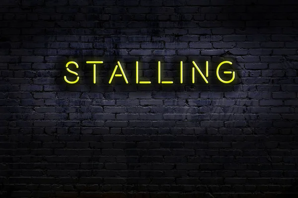 Geceleri duvarda neon levhası var. Yazı oyalama