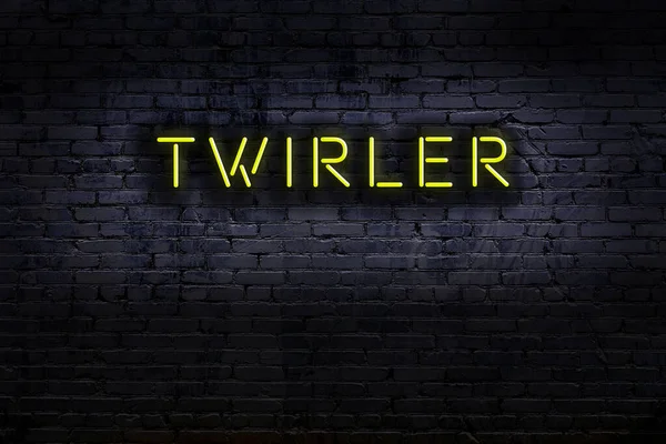 Geceleri duvarda neon levhası var. Yazı çevirici