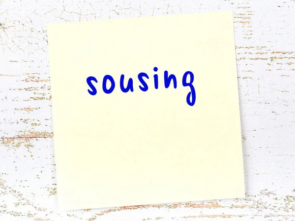 Çorbayı hatırlatma kavramı. Tahta duvarda üzerinde yazı olan sarı yapışkan kağıt.