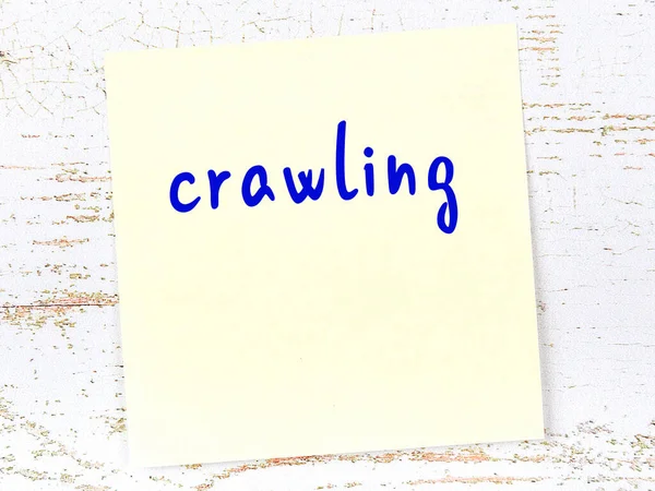 Emeklemeyi hatırlatma anlayışı. Tahta duvarda üzerinde yazı olan sarı yapışkan kağıt.