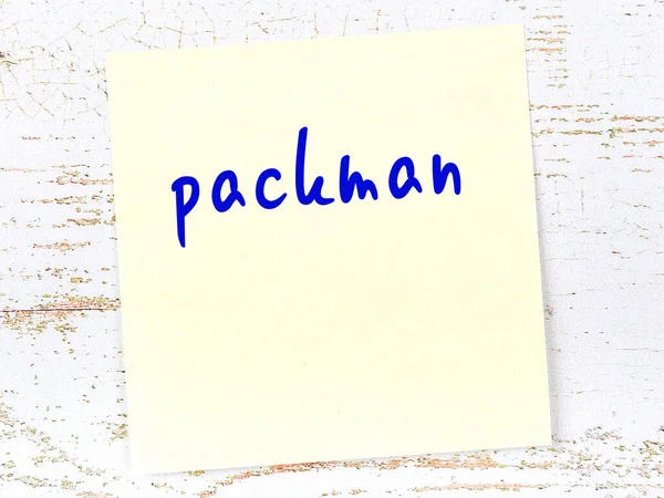 Concepto Recordatorio Sobre Packman Hoja Adhesiva Amarilla Papel Sobre Pared — Foto de Stock