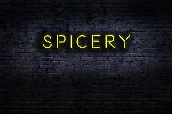 Geceleri duvarda neon levhası var. Yazı baharatı
