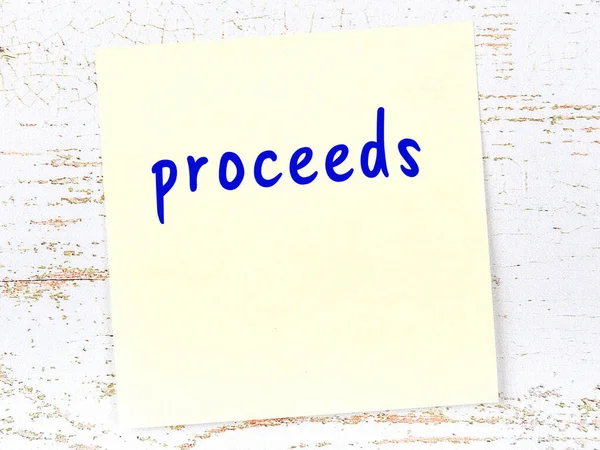 Gelirleri hatırlatma kavramı. Tahta duvarda üzerinde yazı olan sarı yapışkan kağıt.