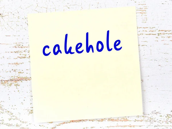 Pasta Deliği 'ni hatırlatma kavramı. Tahta duvarda üzerinde yazı olan sarı yapışkan kağıt.