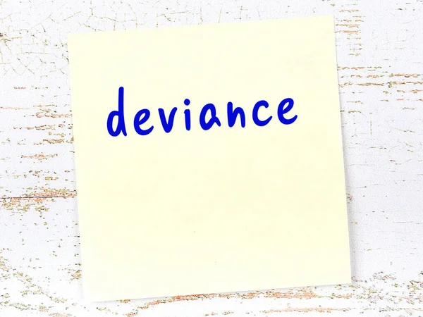 Tahta duvardaki sarı yapışkan notta el yazısıyla yazılmış sapma var.