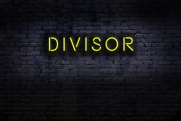 Geceleri duvarda neon levhası var. Yazı bölmesi