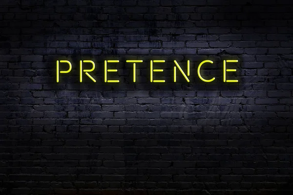 Geceleri duvarda neon levhası var. Yazı göstergesi