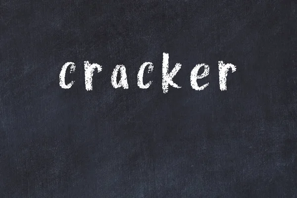 Siyah masadaki tebeşir elle yazılmış kraker.