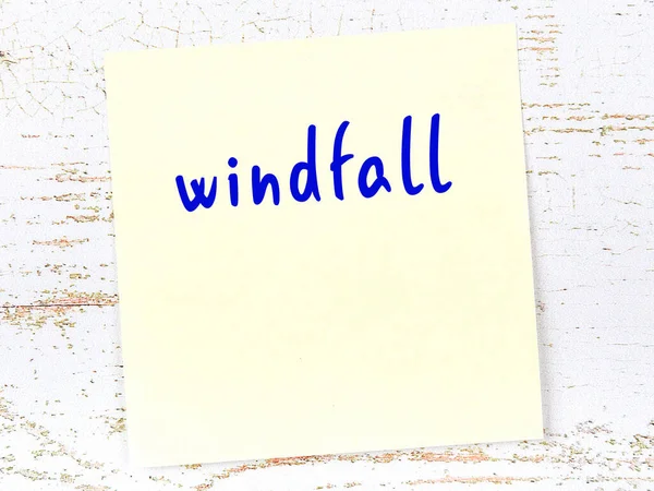 Tahta duvardaki sarı yapışkan notta el yazısıyla yazılmış talih kuşu yazıyor.