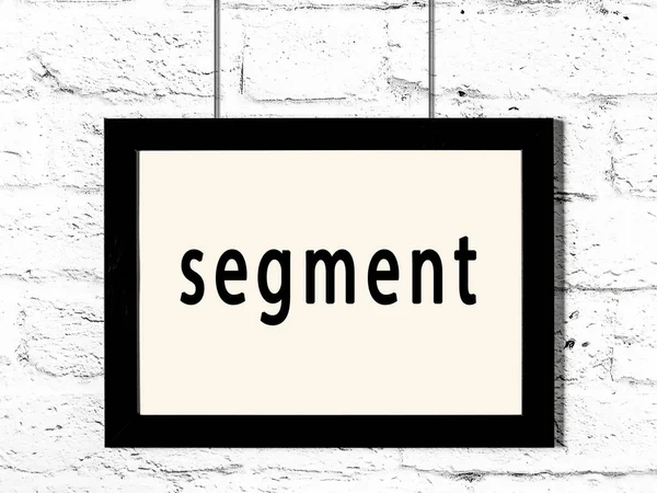 Beyaz tuğla duvara asılmış siyah ahşap çerçeve. 