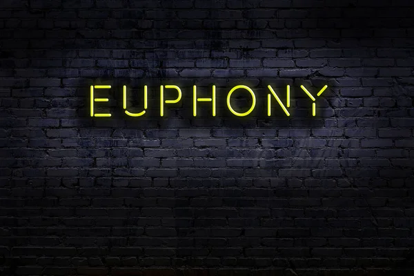 Geceleri duvarda neon levhası var. Yazı öforisi