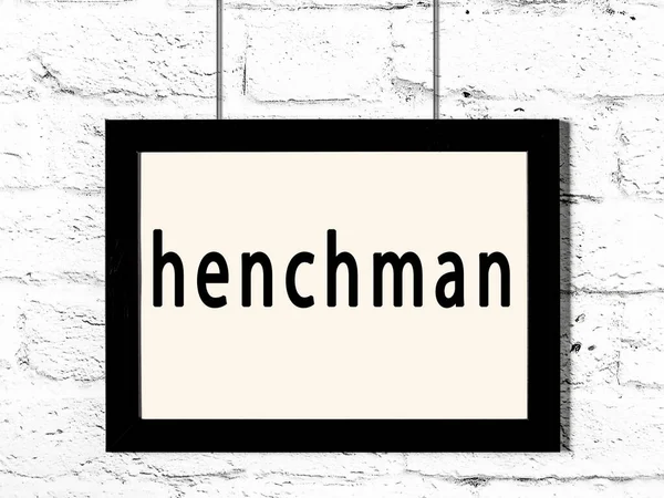 Beyaz tuğla duvara asılı siyah ahşap çerçeve. 