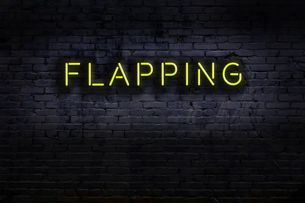 Geceleri duvarda neon levhası var. Yazı kanat çırpıyor