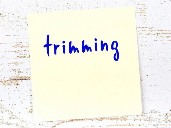 Tahta duvardaki sarı yapışkan nota, el yazısıyla kesilmiş.