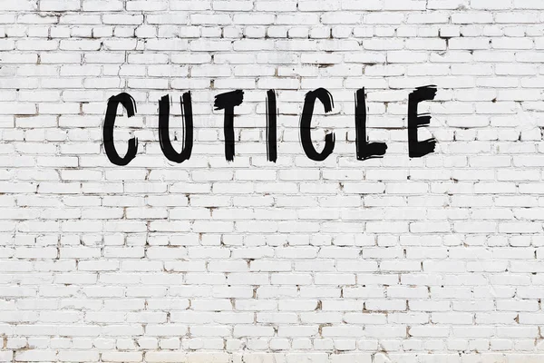 Beyaz tuğla duvara siyah boya ile yazılmış yazı..