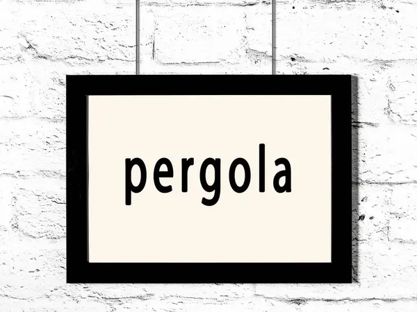 白色砖墙上挂着刻有Pergola字样的黑色木制框架 — 图库照片