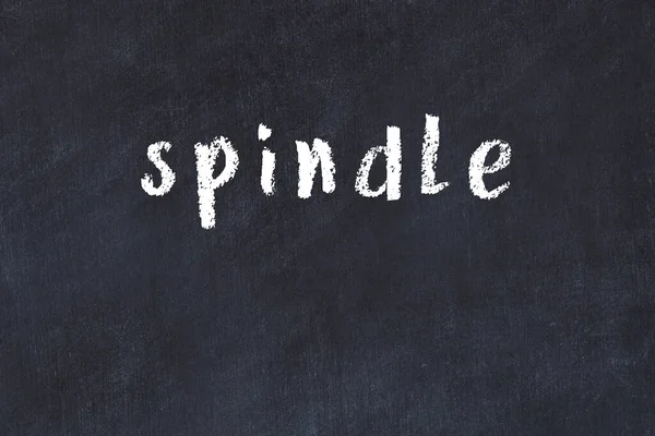 Tebeşir el yazısı yazması yazı makinesi siyah masaya konur.