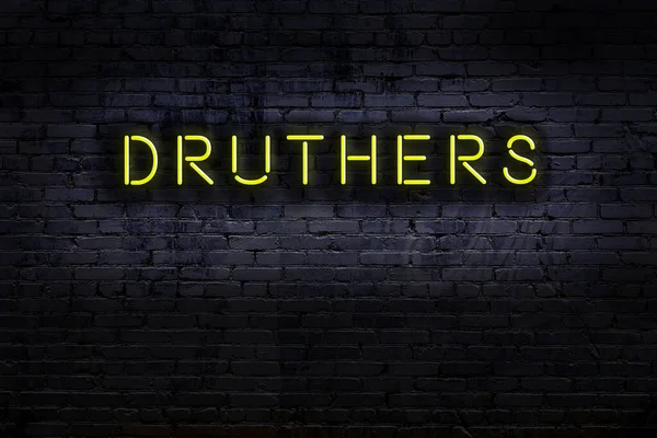 Üzerinde yazı tahtaları olan neon levhası. Gece görünümü