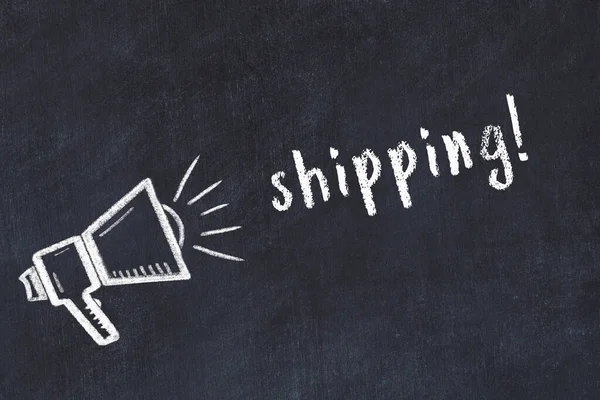 Hoparlörlerin tebeşir çizimi ve siyah masanın üzerine el yazısıyla yazılmış kargo.