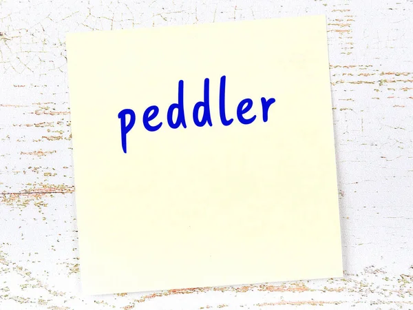 Tahta duvardaki sarı yapışkan notta el yazısı işportacı var.