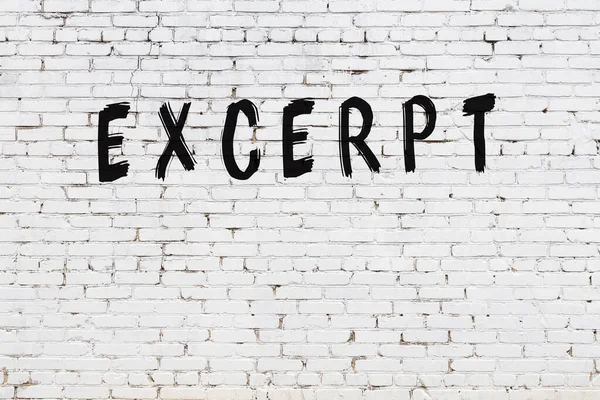 Üzerinde siyah boya bulunan beyaz tuğla bir duvar.