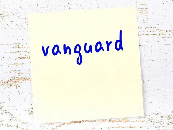 Öncü kuvvetleri hatırlatma kavramı. Tahta duvarda üzerinde yazı olan sarı yapışkan kağıt.