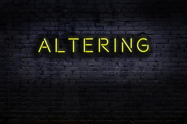 Duvara yazı yazan neon levhası. Gece görünümü