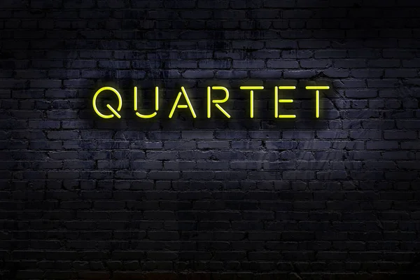 Duvara yazı dörtlüsü çizilmiş neon tabela. Gece görünümü