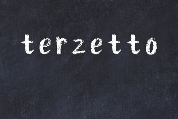 Tebeşir el yazısıyla yazılmış siyah masanın üzerine terzetto yazması.