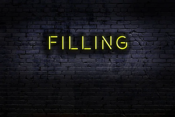 Geceleri duvarda neon levhası var. Yazı doldurma