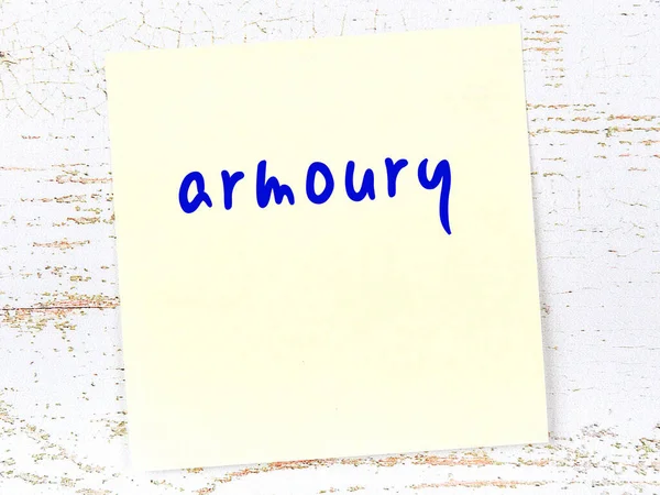 Tahta duvardaki sarı yapışkan notta el yazısıyla yazılmış cephanelik var.