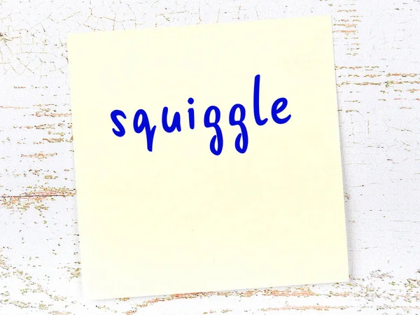 Karalamalarla ilgili hatırlatma kavramı. Tahta duvarda üzerinde yazı olan sarı yapışkan kağıt.