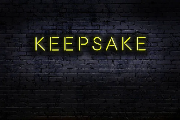 Geceleri duvarda neon levhası var. Yazı hatırası.